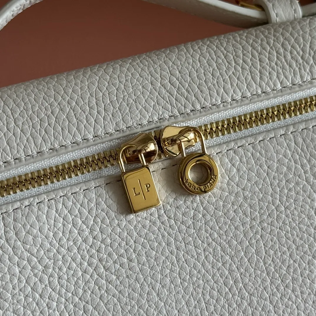 p1160💋💋💋【Original leather configuration counter complete set of packaging】 𝐋𝐨𝐫𝐨 𝐏𝐢𝐚𝐧@ Extra pocket L19 series handbag/crossbody bag, all steel, the most comfortable life is the undefined life, just like loro The material design of pian@ does not require complicated design styles. The simple and soft outline is elegant and durable, like an exquisite cosmetic case, which perfectly balances appearance and functionality. The leather is delicate and feels as soft as butter. The small bag has a large capacity. It is not only portable with a thin shoulder strap, but can also be worn cross-body. Sisters who have a special liking for minimalist style can buy it. It is simple and versatile. The simpler, the more different. Stars and Instagram celebrities are all planting it. There are two sizes of 19 cm and 27 cm. One is exquisite and casual, and the other is elegant and grand. Size: Small: length 19×width 7×height 12cm (